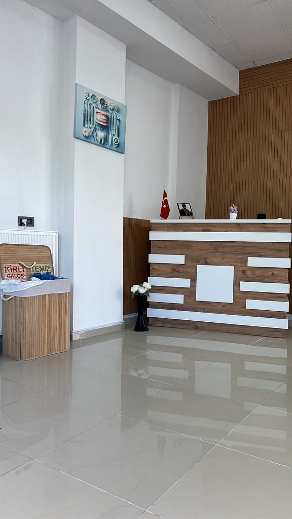 Diş Hekimi Eren Şavk - resepsiyon ve karşılama alanı
